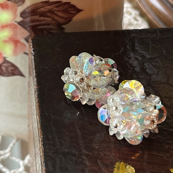 Vintage Aurora Borealis Crystal Cluster Silver Tone Clip On Earrings 1” - Picture 1 of 5
